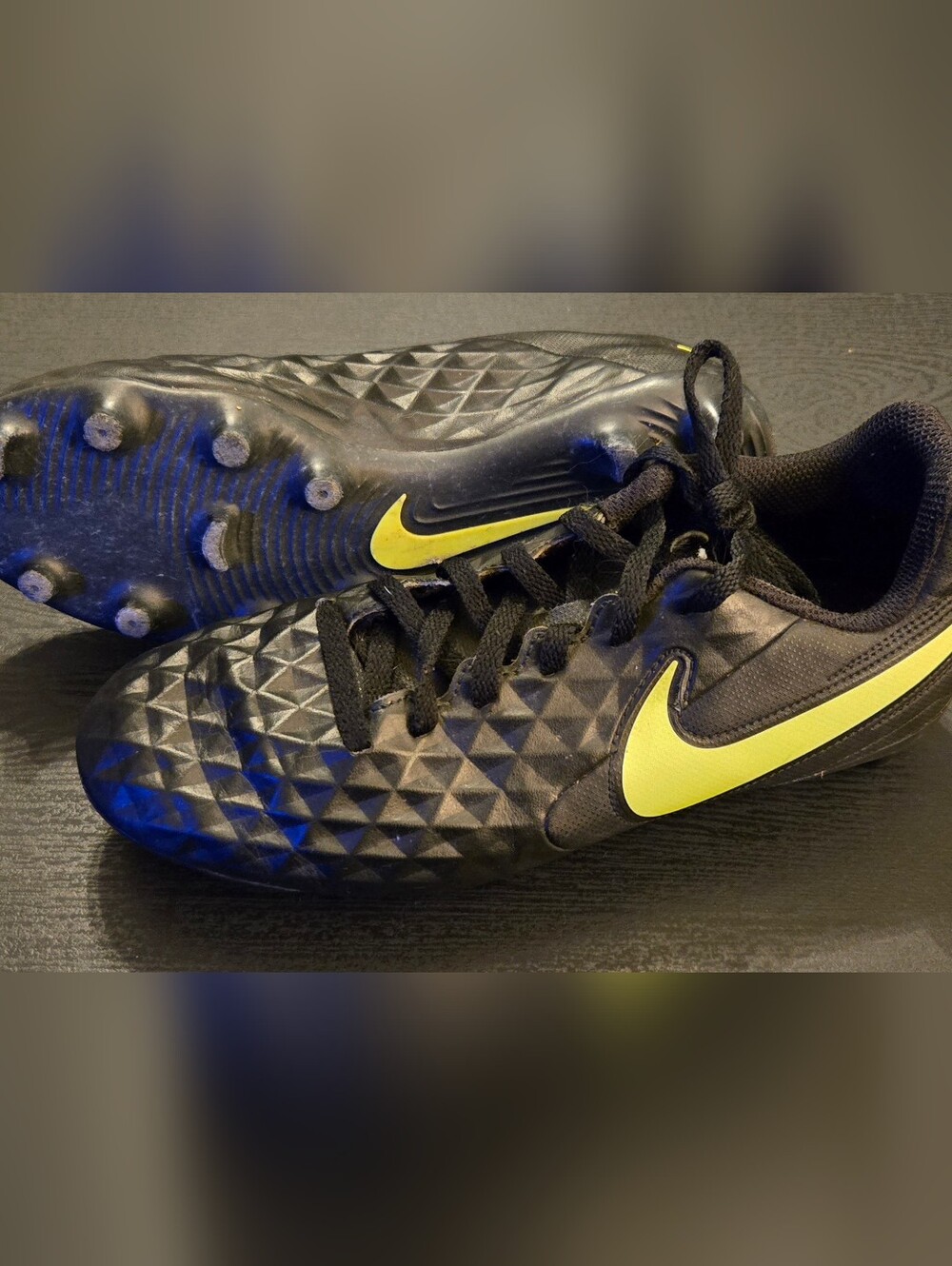 Boys Black And Neon Nike Soccer Cleats - Picture 7 of 7